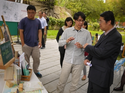 新營社區大學張文彬主任親自為台南市教育局副局長介紹靜態展示內容