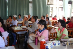 參加人員神情專注，聆聽簡報