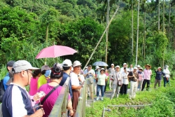 呂學麟老師於安農溪(電火溪)源頭進行解說水源之灌溉利用
