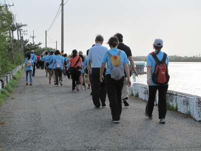 在水利署楊署長帶領下  走讀隊伍以步行最謙卑的方式學習親近台江流域img_7604