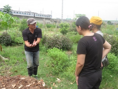 陳老師說明蒐集落葉與雜草也能變成肥料