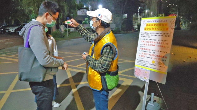 1090323 防疫志工協助測量學員額溫2 1090323 防疫志工協助測量學員額溫2